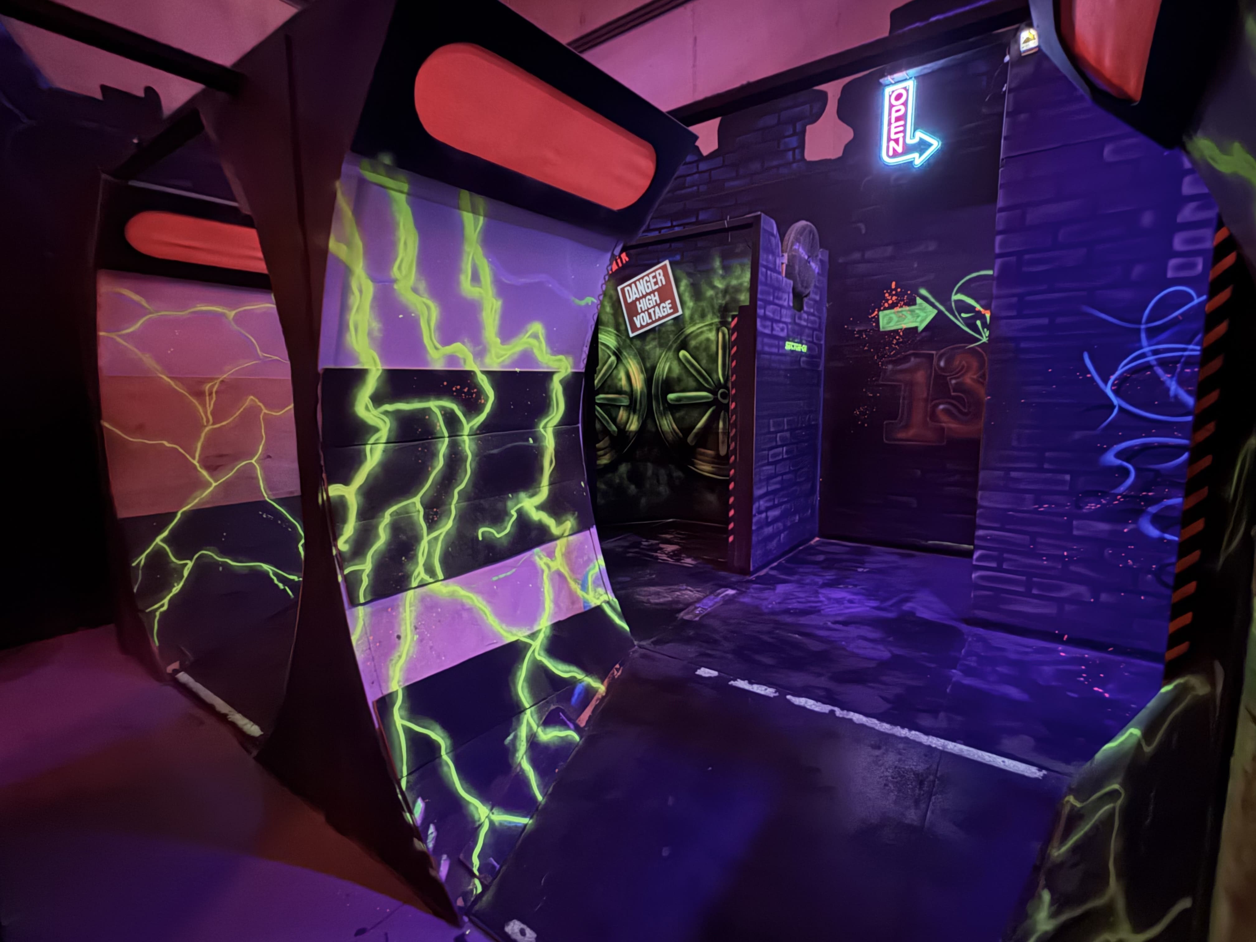 Salle de jeu Laser13, souterrains d'un marché asiatique